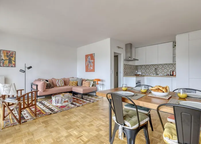 Light & Warm Flat With Balcony - Heart Of 15 *