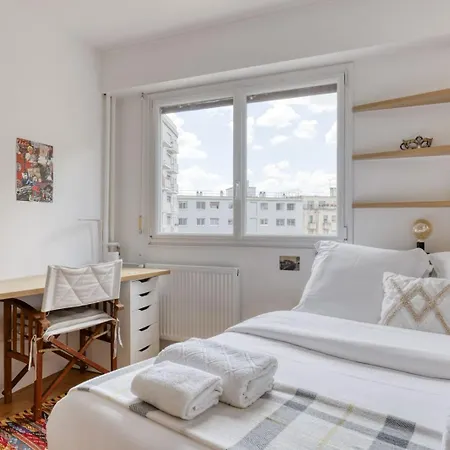 شقة Light & Warm Flat With Balcony - Heart Of 15